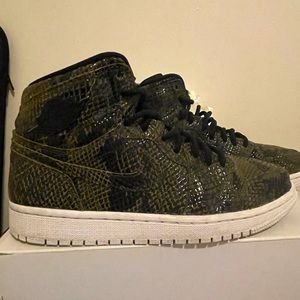 Nike Air Jordan 1 retro women’s snakeskin 8.5